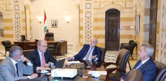 Le premier ministre Najib Mikati en compagnie du ministre des finances Youssef Khalil et le gouverneur de la Banque du Liban Riad Salamé. Crédit Photo: Dalati & Nohra