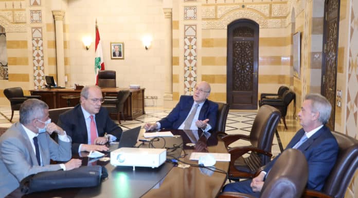 Le premier ministre Najib Mikati en compagnie du ministre des finances Youssef Khalil et le gouverneur de la Banque du Liban Riad Salamé. Crédit Photo: Dalati & Nohra