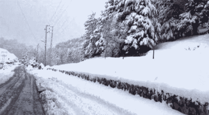 Les routes de montagne ensevelies sous la neige