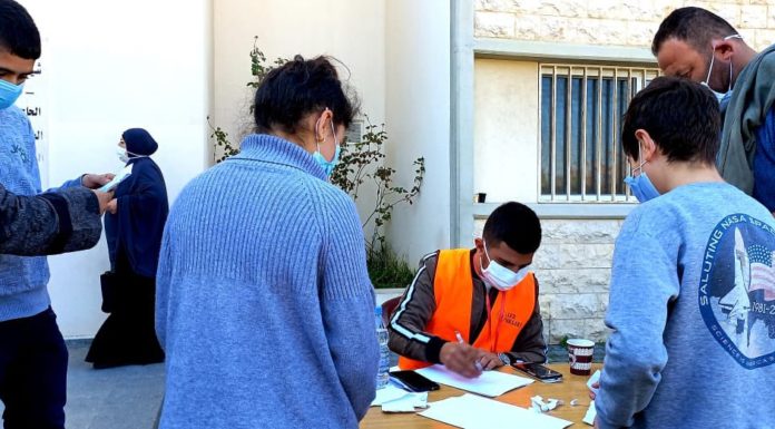 4 780 cas et 16 décès ce dimanche alors que certaines écoles retardent la rentrée scolaire d'une semaine