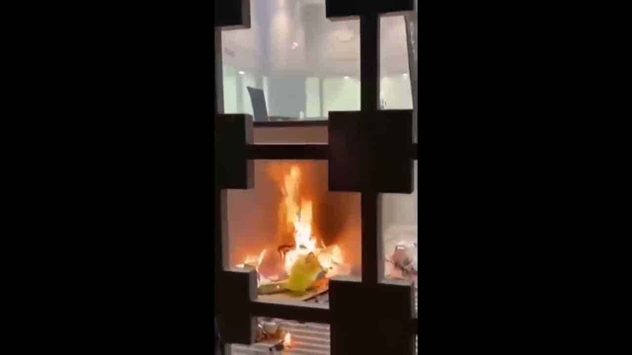 Protesters try to burn down Banque du Liban headquarters