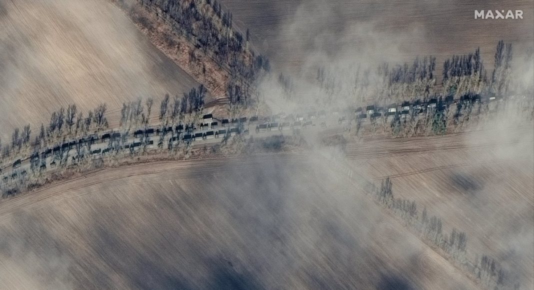 Satellite images from @Maxar show long line of Russian units on a road outside of Prybirs'k in Kyiv Oblast, about 70km north of Kyiv