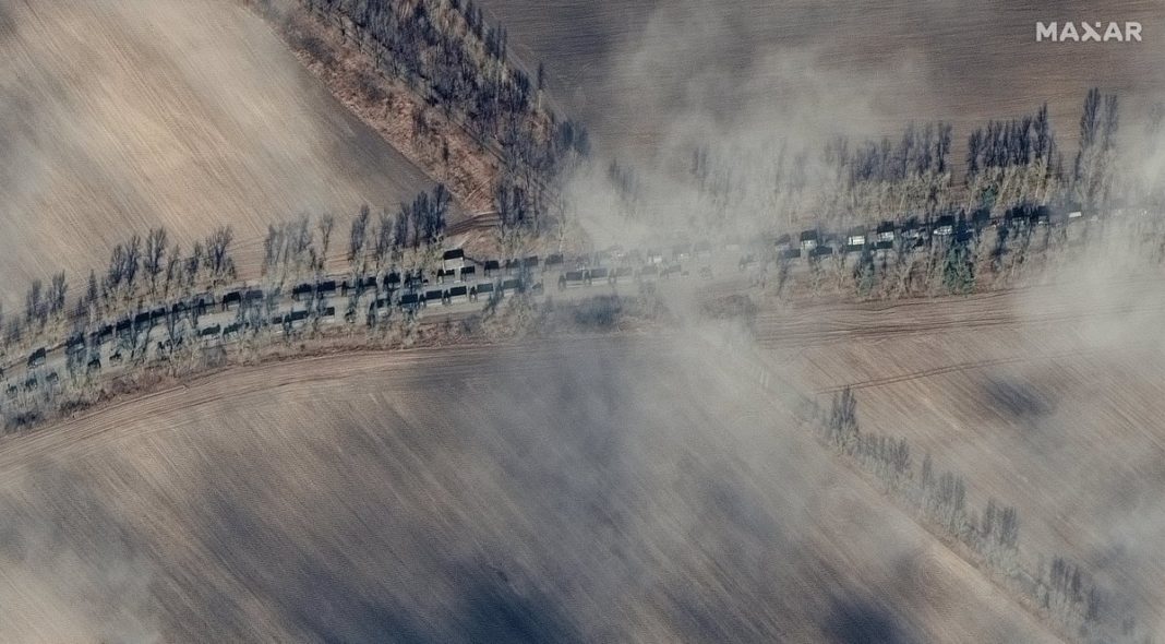 Satellite images from @Maxar show long line of Russian units on a road outside of Prybirs'k in Kyiv Oblast, about 70km north of Kyiv
