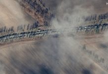 Satellite images from @Maxar show long line of Russian units on a road outside of Prybirs'k in Kyiv Oblast, about 70km north of Kyiv