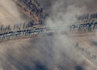 Satellite images from @Maxar show long line of Russian units on a road outside of Prybirs'k in Kyiv Oblast, about 70km north of Kyiv
