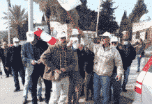 Manifestation des retraités des FSI devant des agences bancaires, le 28 février 2022. Crédit Photo: NNA