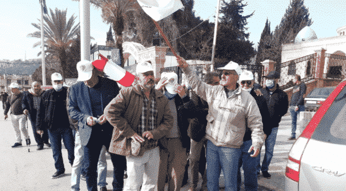 Manifestation des retraités des FSI devant des agences bancaires, le 28 février 2022. Crédit Photo: NNA
