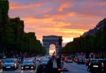 La France renforce son rôle diplomatique au Liban crowded street with cars along arc de triomphe