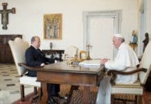 Le président de la république rencontre le Pape François Le pape François recevant le président de la république, le général Michel Aoun, le 21 mars 2022. Crédit Photo: Dalati & Nohra