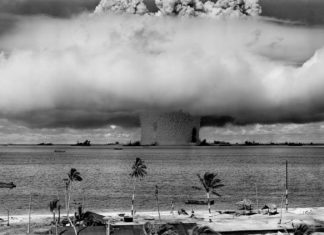 Le chantage nucléaire de Vladimir Poutine grayscale photo of explosion on the beach