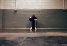 Pandémie, guerre en Ukraine, situation économique… Comment gérer son anxiété face à l’actualité ? alone man person sadness