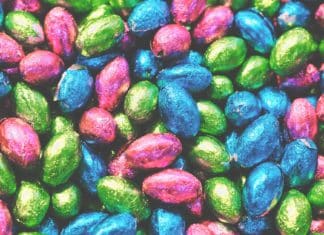 Opération « LE PANIER DE PÂQUES » en faveur des personnes vulnérables face à la crise économique multicolored candies