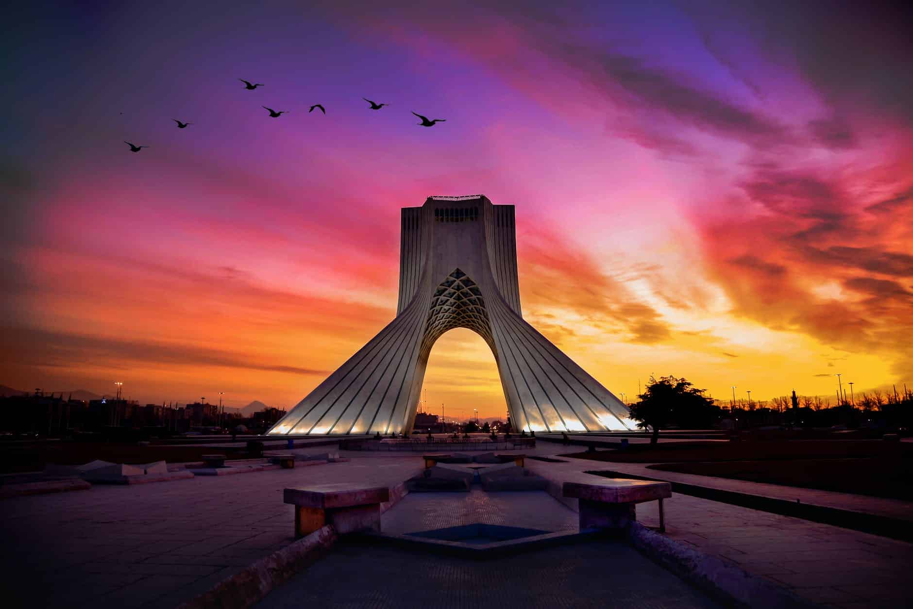 Nucléaire iranien : accord en vue ? birds flying over a building during sunset
