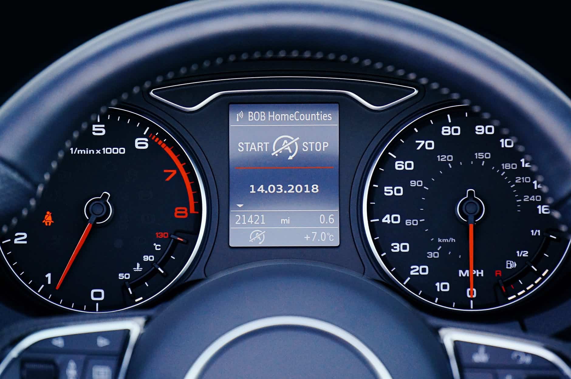 Les prix des carburants désormais proches des 500 000 LL par 20 litres black car instrument cluster panel