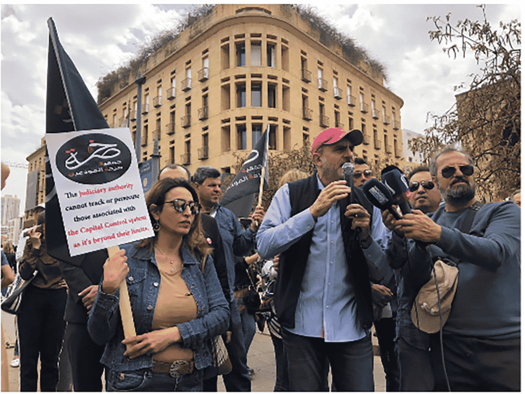 Face au contrôle des capitaux, les déposants manifestent