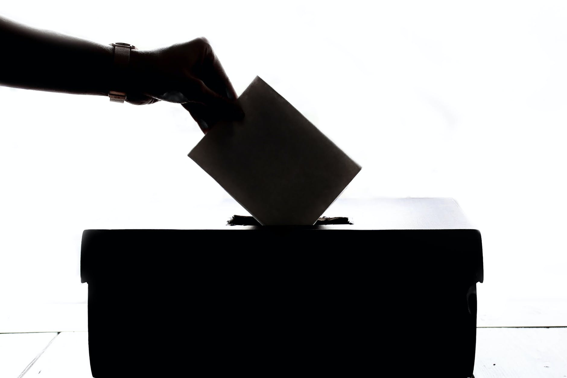 Face au choix entre Macron et Le Pen au deuxième tour. person dropping paper on box