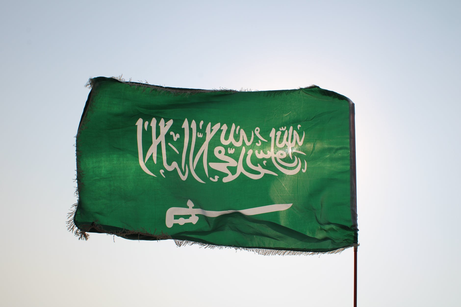 L’Arabie Saoudite derrière les retards de fourniture de gaz égyptien (Al Akhbar) the flag of saudi arabia dancing with the wind