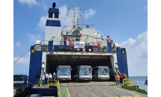 Une flotte de 50 autobus offerts par la France au Liban est arrivée sur le Port de Beyrouth le 23 mai à bord du navire roulier du Groupe CMA CGM, l’Aknoul.