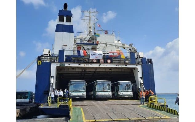 Une flotte de 50 autobus offerts par la France au Liban est arrivée sur le Port de Beyrouth le 23 mai à bord du navire roulier du Groupe CMA CGM, l’Aknoul.