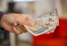Les réfugiés syriens accusés d’avoir privé les libanais de 400 000 paquets de pain par jour syrian paper money