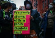 Fin du droit à l’avortement aux États-Unis : moins de démocratie, plus de religion people street new york police