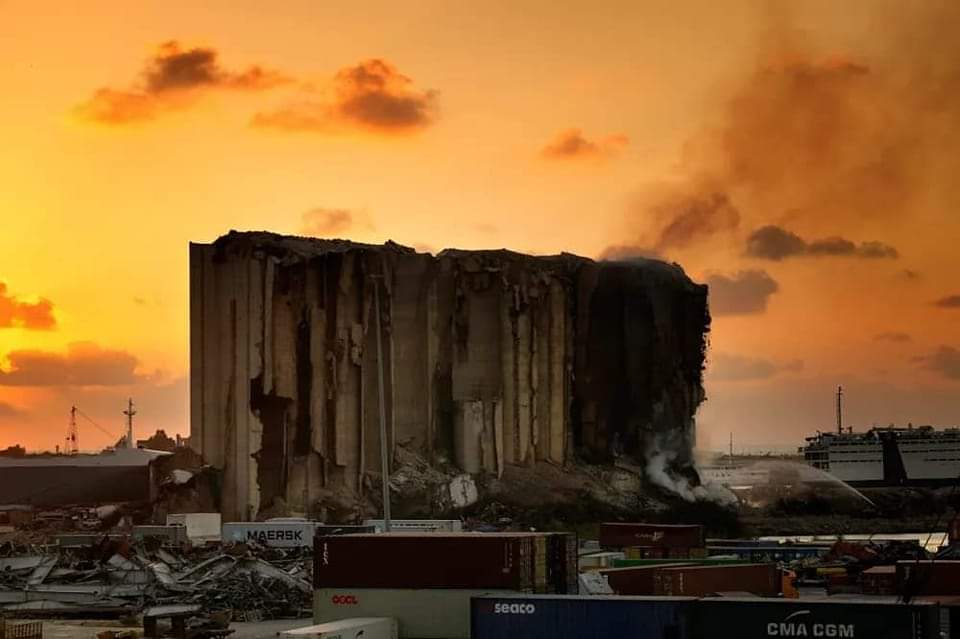 Le Liban continue à bruler à petit feu pour finir par s'effondrer, à l'image des silos à blé de sa capitale, 2 ans après le drame du 4 août
