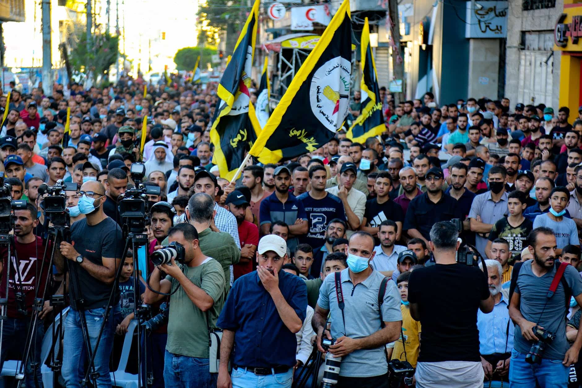 Palestine : Le Hamas envisage d’affréter des cargos pour briser le blocus de Gaza. rallyists gathered together on the street