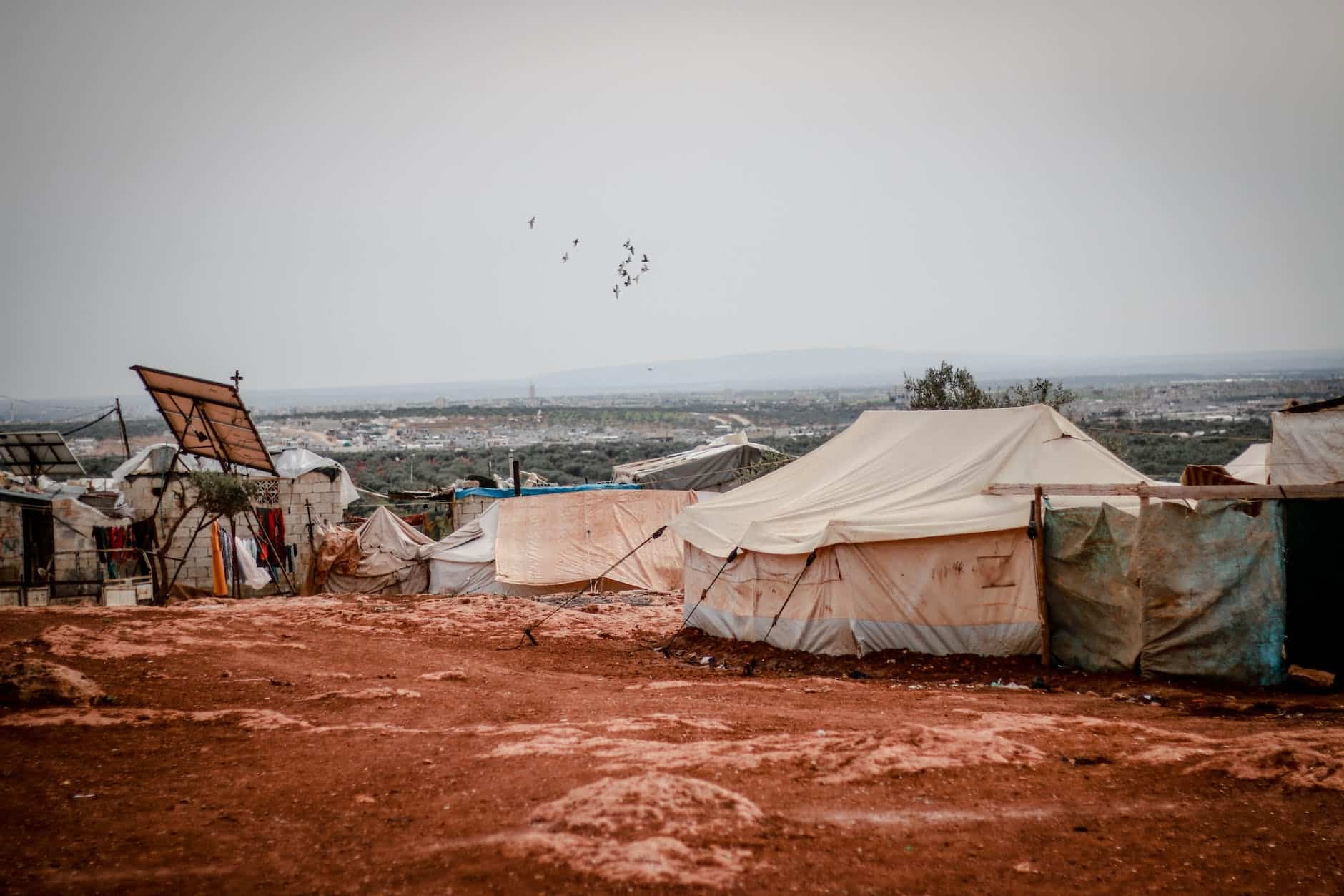 Le ministre en charge du dossier accuse le premier ministre de ne pas vouloir rapatrier les réfugiés syriens au Liban tents and makeshift houses in the desert area