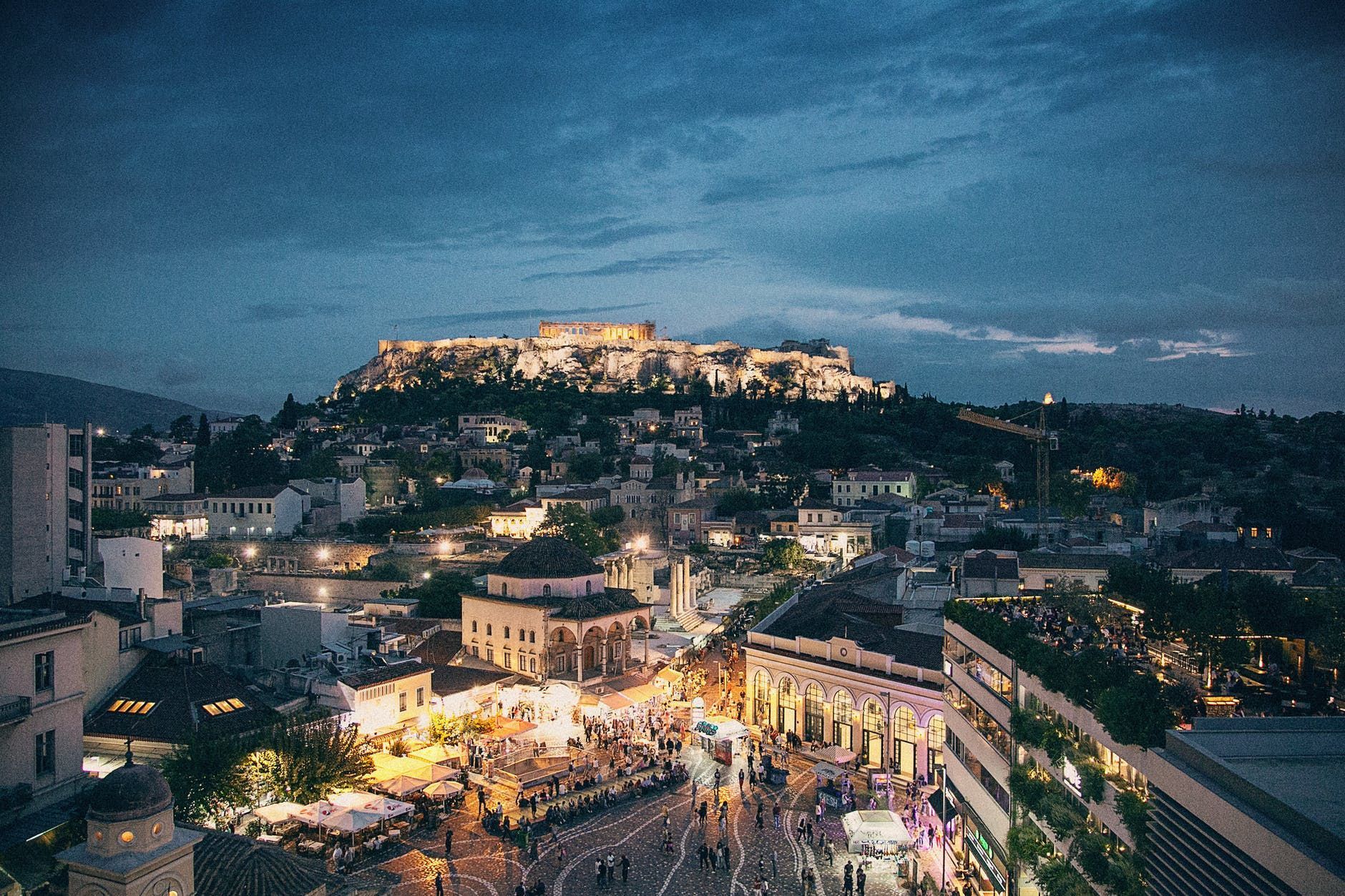 Les grecs inquiets du bras-de-fer concernant le champ gazier de Karish lighted buildings nighttime