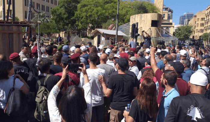 Les forces du parlement tirent des grenades de gaz lacrymogène sur les anciens militaires