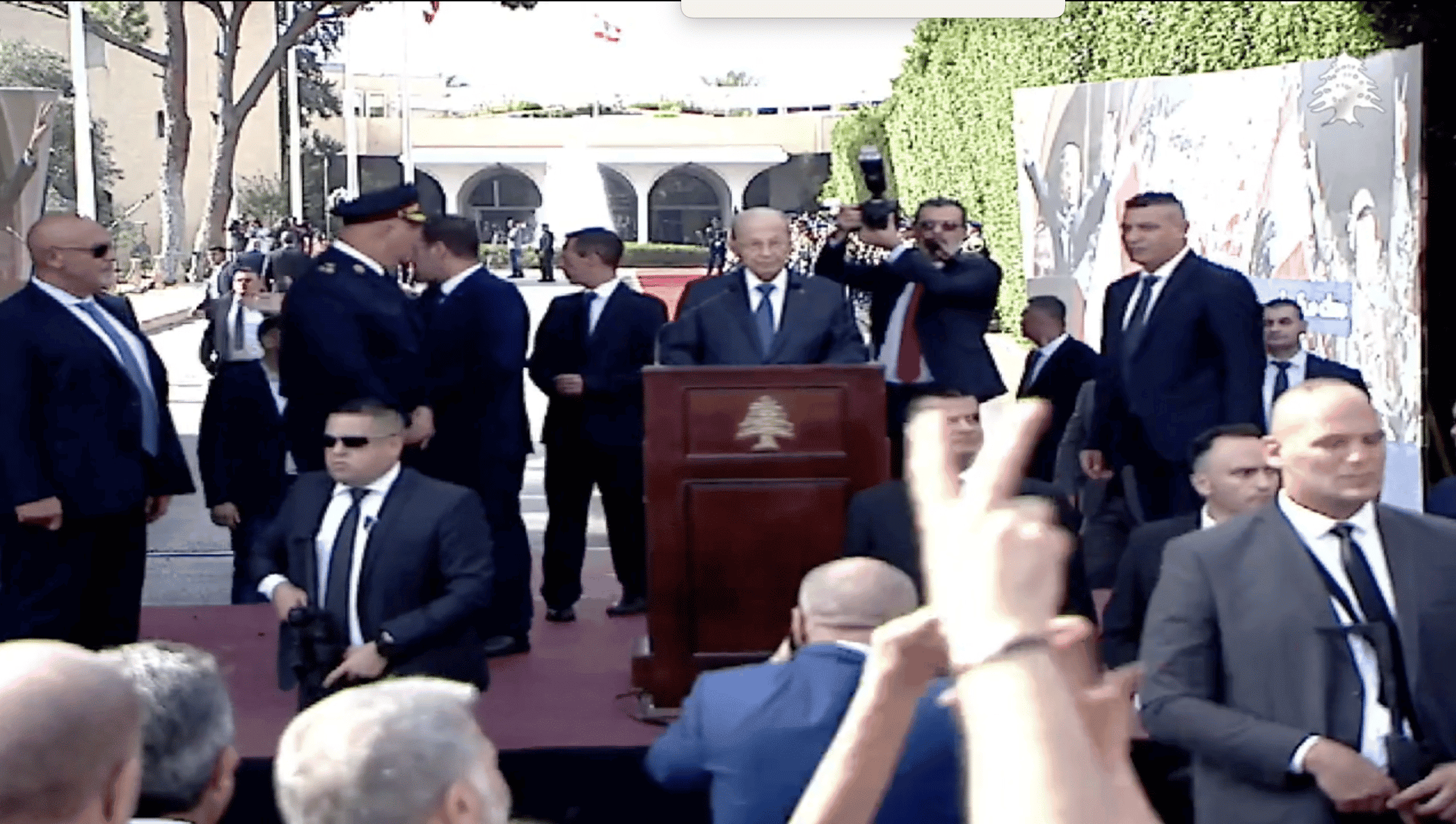 Le Président de la République signe la démission du gouvernement et dénonce les protections accordées à Riad Salamé