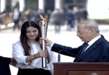 L’adieu populaire au président de la république qui quitte Baabda après avoir signé le décret de démission du gouvernement Mikati III L'adieu populaire au président de la république qui quitte Baabda après avoir signé le décret de démission du gouvernement Mikati III