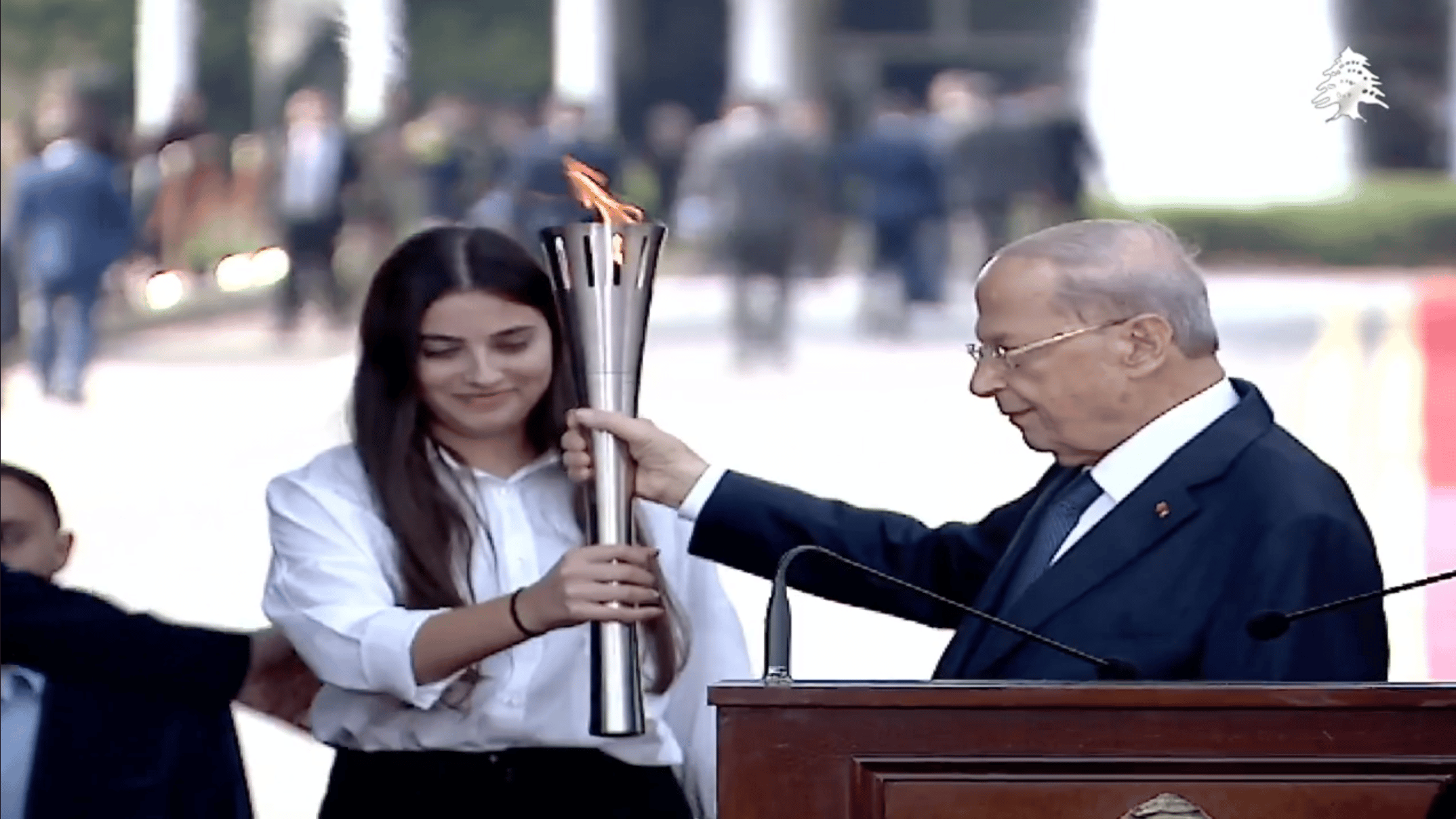 L’adieu populaire au président de la république qui quitte Baabda après avoir signé le décret de démission du gouvernement Mikati III L'adieu populaire au président de la république qui quitte Baabda après avoir signé le décret de démission du gouvernement Mikati III
