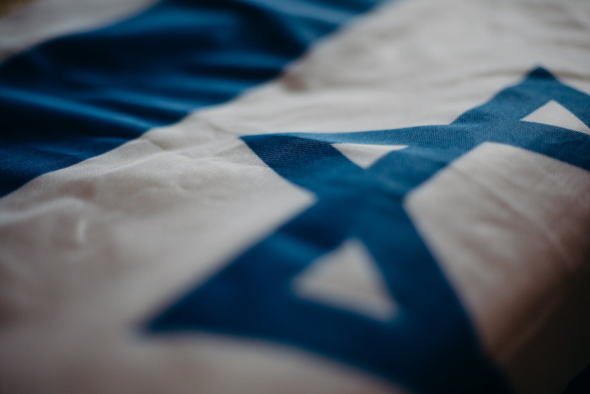 L’accord de délimitation des zones maritimes approuvé par le gouvernement israélien close up of the flag of israel