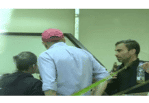 Arrêté, un déposant en colère finit à l’hôpital