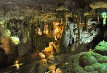 Assis sur un nuage blanc nature france rocks caves