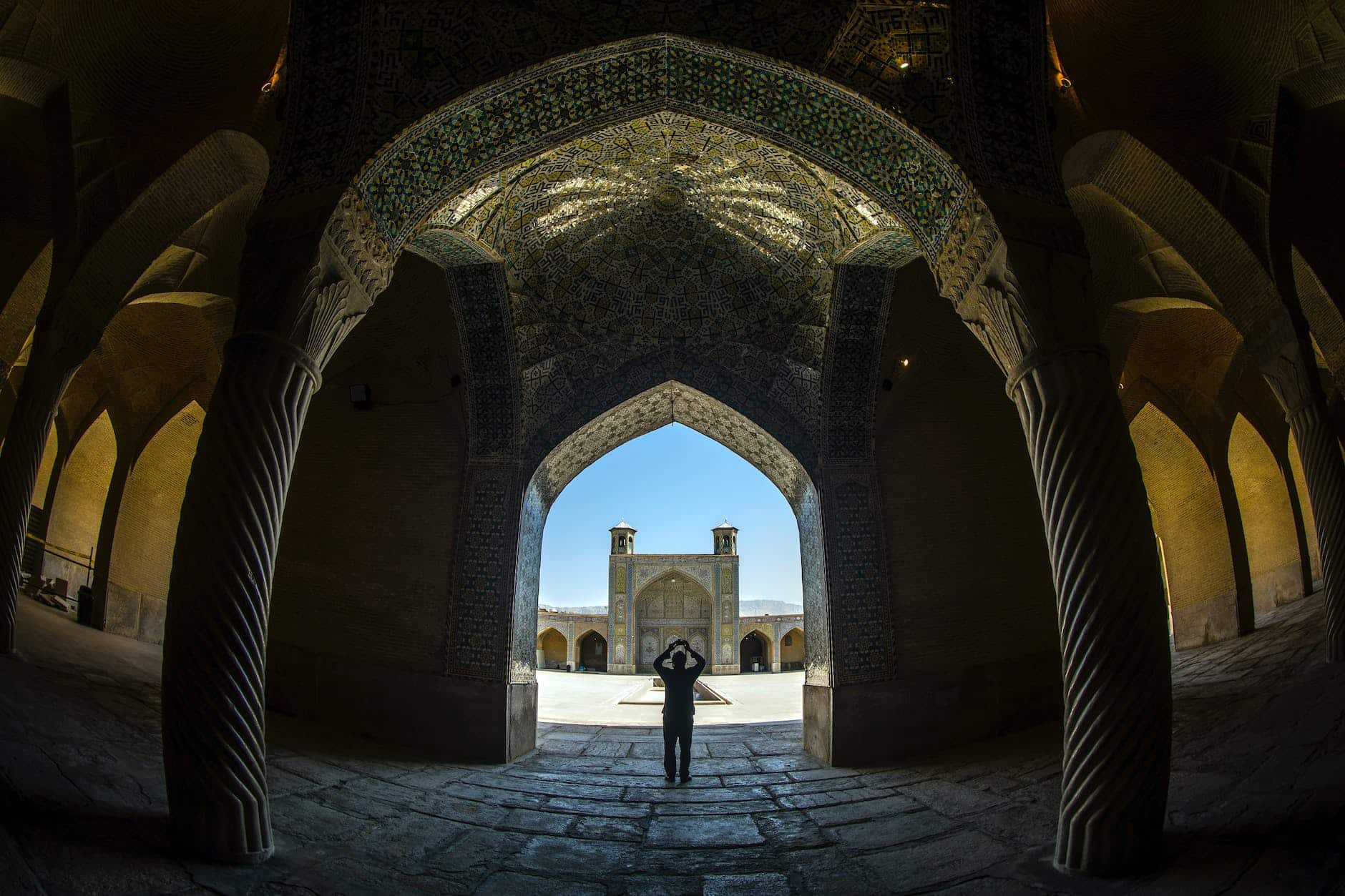 L’Iran augmente la fourniture des armes à la Russie : deux États terrorisent l’Ukraine fisheye shot of a person inside a building with columns and ornate ceiling