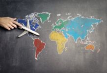 Le temps de la mondialisation est-il fini ? person with toy airplane on world map