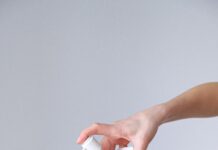 Liban: Entre la COVID et le Choléra, deux décès woman applying hand sanitizer