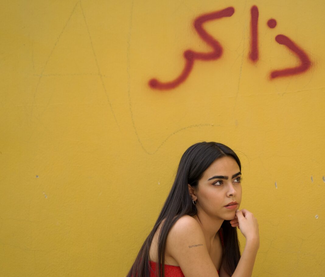 ⁨نجمة فرقة كاريزما السابقة تنطلق بمسيرتها الموسيقية كمغنية منفردة وتطلق « ذاكر »‎‎⁩