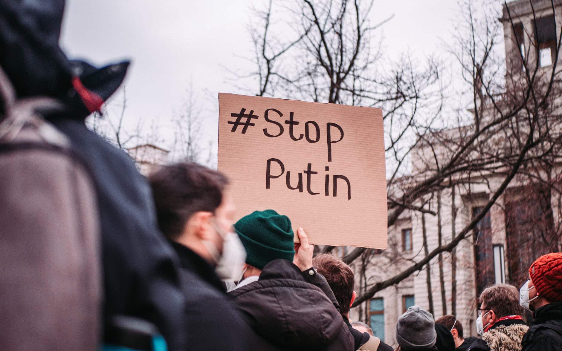 16 000 frappes des missiles russes sur les infrastructures civiles de l’Ukraine : ampleur du génocide de Poutine contre le peuple ukrainien people in the street protesting against war