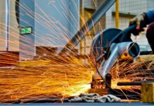 Hausse du Dollar Douanier: Le ministère de l’industrie tente de contrôler l’inflation cut off saw cutting metal with sparks