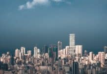 La France évoque la poursuite de la récession qui touche le Liban beirut skyline under blue sky