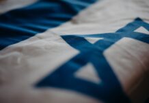 Le coût pour les États Unis du soutien inconditionnel à Israël 1/4 close up of the flag of israel