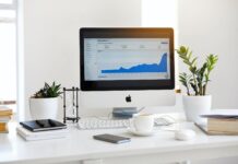 Les salaires du secteur privé en voie d’être augmentés silver imac displaying line graph placed on desk