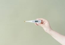 Les options limitées des autorités face à la problématique de la spéculation contre la livre libanaise close up shot of a person holding a thermometer