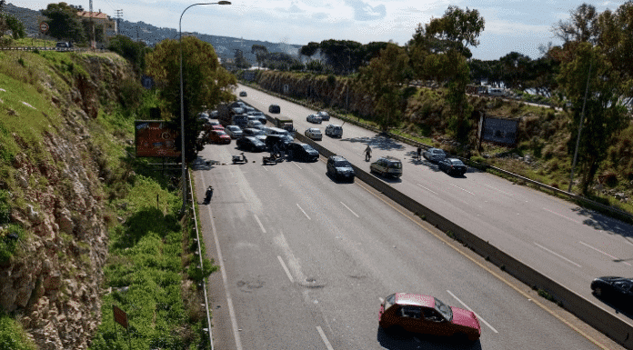 Liban/Crise: des routes coupées pour protester contre la détérioration des conditions sociales et économiques