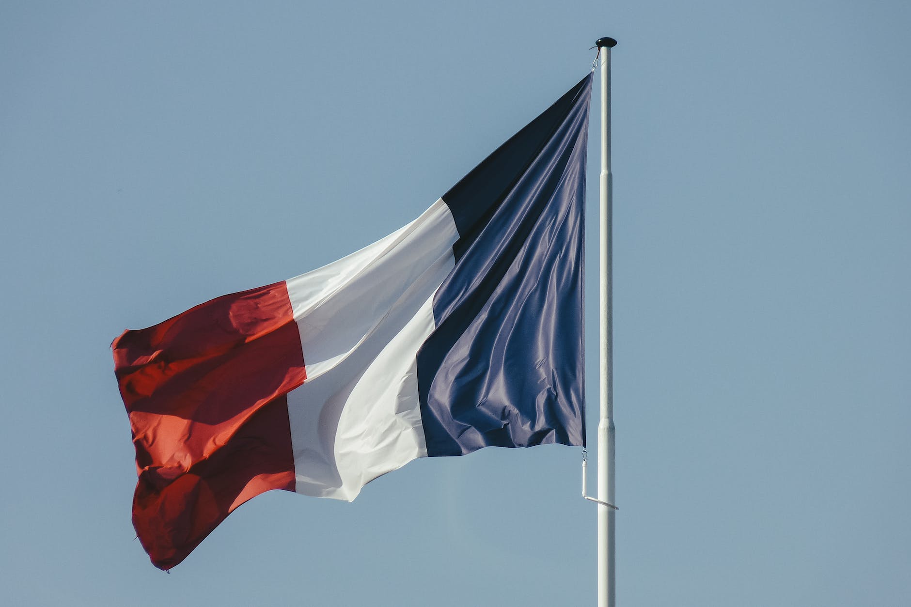 Des entreprises françaises sur les rangs en cas de privatisation de certaines entreprises libanaises french flag against blue sky