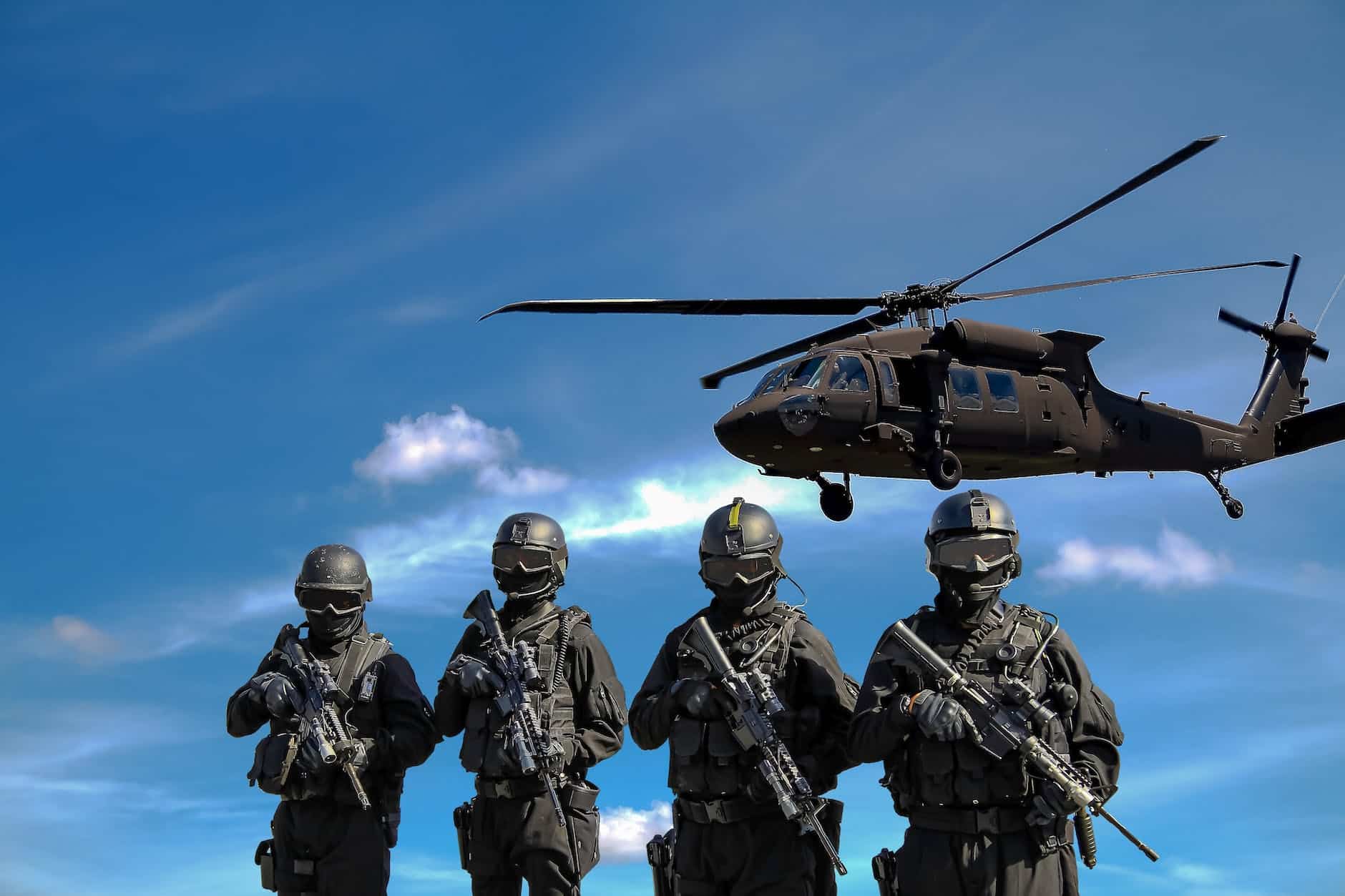 OTAN emporte le vent, … ONU soit qui mal y pense, par Hayyan Salim Haidar four soldiers carrying rifles near helicopter under blue sky