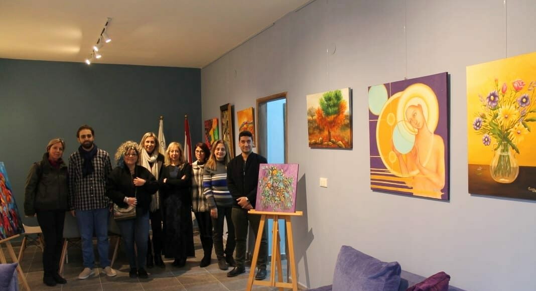 es artistes peintres ayant offert une œuvre pour le centre d' art. Un groupe de membres du Club des Artistes Plasticiens Libanais a offert quelques œuvres destinées à être exposées d' une manière permanente au centre d' art.
